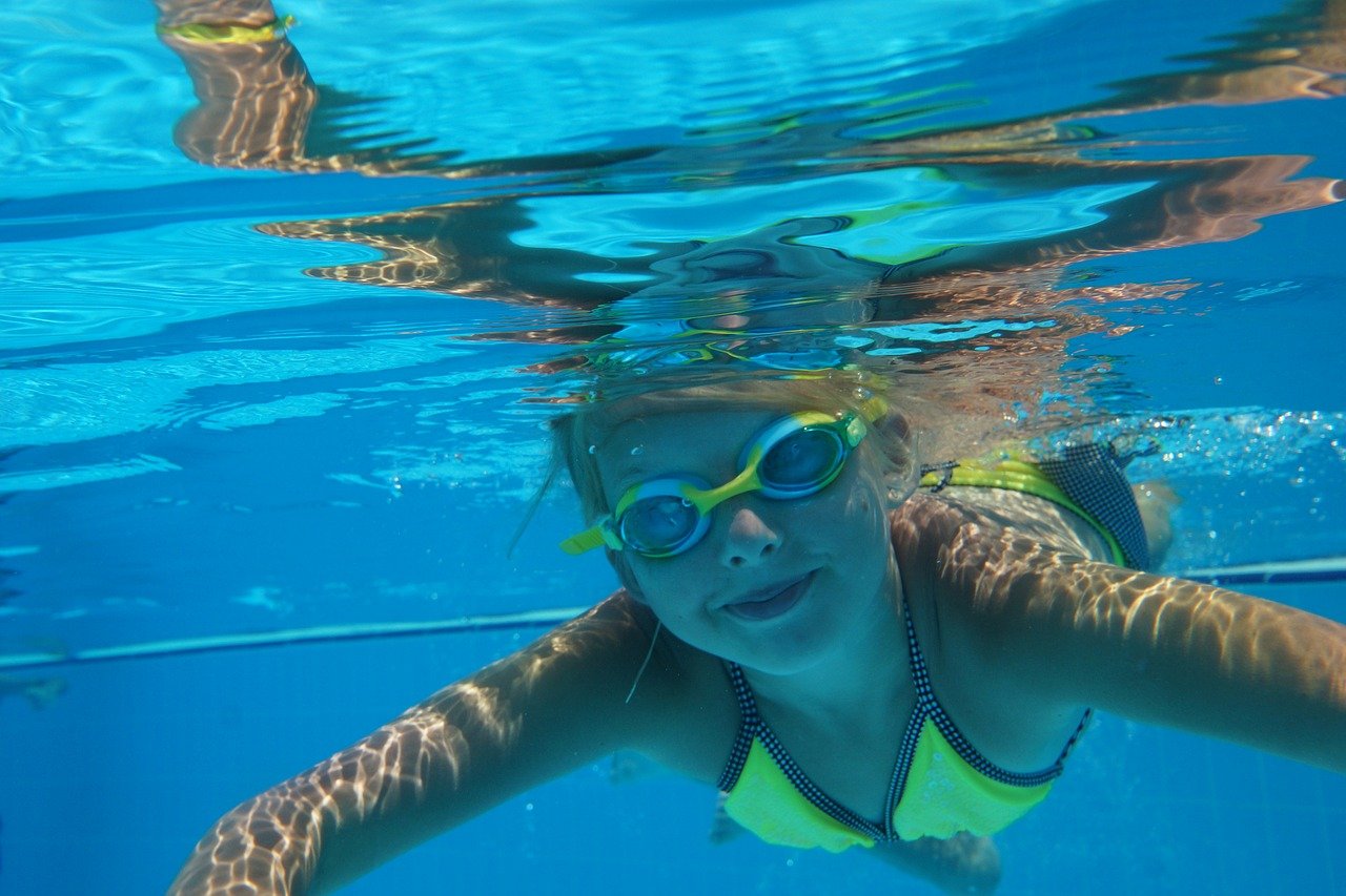enfant en apnée sous l'eau